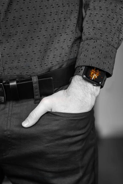 Молодой Бизнесмен Носит Умные Часы Держа Руку Кармане — стоковое фото