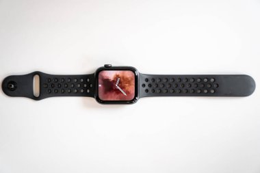 Beyaz arka planda ekran yangın arka plan ile izole akıllı saat.