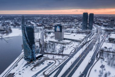 10 Mart 2019. Riga, Letonya. Gün batımında kış akşamı Riga'daki Swedbank binasının havadan görünümü.    