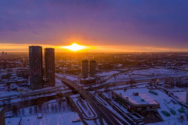 10 Mart 2019. Riga, Letonya. Gün batımında Riga'daki Z Kuleleri'nin havadan görünümü. 