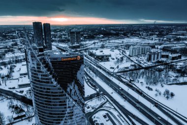 10 Mart 2019. Riga, Letonya. Gün batımında kış akşamı Riga'daki Swedbank binasının havadan görünümü.     