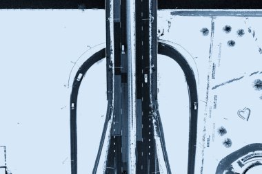 Kış yolu kavşağının havadan görünümü.