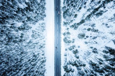 Ormandan geçen kış yolunun havadan görünümü 