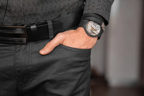 Νεαρός Επιχειρηματίας Κρατώντας Χέρι Του Στην Τσέπη Ένα Κλασικό Ρολόι — Φωτογραφία Αρχείου