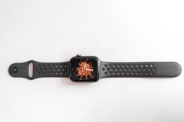 Reloj Inteligente Aislado Con Pantalla Fondo Fuego Sobre Fondo Blanco — Foto de Stock
