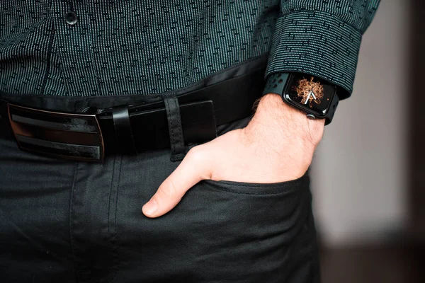 Молодой Бизнесмен Носит Умные Часы Держа Руку Кармане — стоковое фото