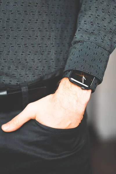 Νεαρός Επιχειρηματίας Φορώντας Ένα Έξυπνο Ρολόι Κρατώντας Χέρι Του Μια — Φωτογραφία Αρχείου