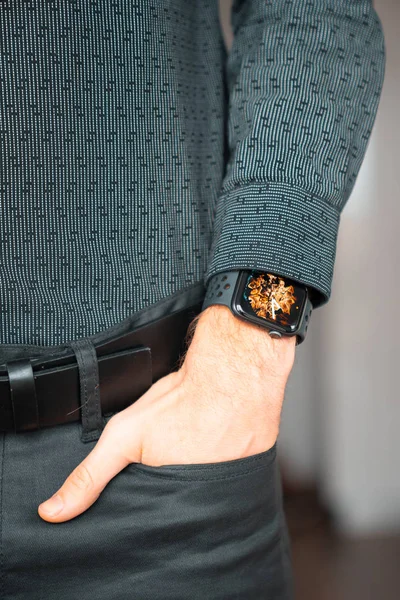 Молодий Бізнесмен Одягнений Розумний Годинник Тримає Руку Кишені — стокове фото
