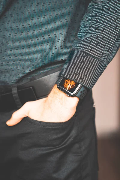 Jovem Homem Negócios Usando Relógio Inteligente Segurando Mão Bolso — Fotografia de Stock