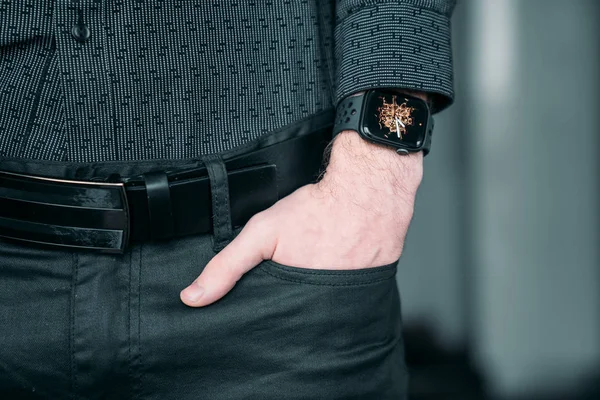 Junger Geschäftsmann Trägt Eine Intelligente Uhr Und Hält Seine Hand — Stockfoto