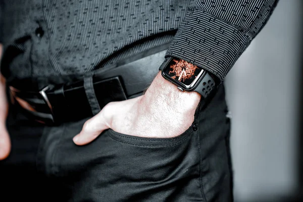 Jovem Homem Negócios Usando Relógio Inteligente Segurando Mão Bolso — Fotografia de Stock