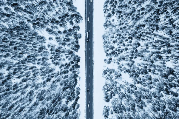 穿越森林的冬季道路鸟瞰图 — 图库照片