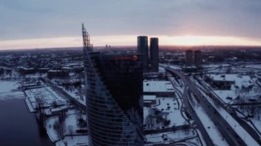 Riga, Letonya - 05 Mart 2019: Z Towers gökdelenleri yakınlarındaki Riga üzerinde kışın havadan gün batımı manzarası.