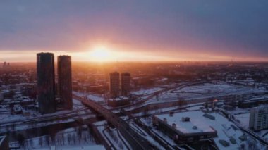 Riga, Letonya - 05 Mart 2019: Z Towers gökdelenleri yakınlarındaki Riga üzerinde kışın havadan gün batımı manzarası.