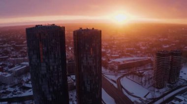 Riga, Letonya - 05 Mart 2019: Z Towers gökdelenleri yakınlarındaki Riga üzerinde kışın havadan gün batımı manzarası.