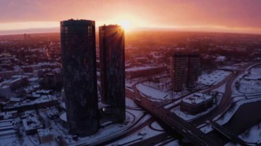 Riga, Letonya - 05 Mart 2019: Z Towers gökdelenleri yakınlarındaki Riga üzerinde kışın havadan gün batımı manzarası.