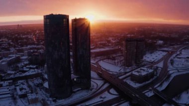 Riga, Letonya - 05 Mart 2019: Z Towers gökdelenleri yakınlarındaki Riga üzerinde kışın havadan gün batımı manzarası.