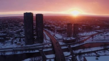 Riga, Letonya - 05 Mart 2019: Z Towers gökdelenleri yakınlarındaki Riga üzerinde kışın havadan gün batımı manzarası.