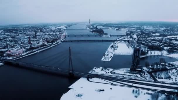 2019年3月10日ラトビア リガ日没時の冬の夕方のリガのスウェーデンの建物の航空写真 — ストック動画