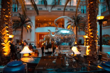 10 Mart 2019. Londra, İngiltere. Londra geleneksel ikindi çay töreninde çay dansı.