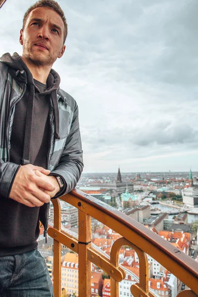 Copenhague Dinamarca Marzo 2019 Joven Parado Azotea Sobre Ciudad Copenhague — Foto de Stock