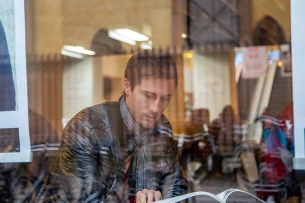 Giovanotto Che Legge Libro Vista Dall Esterno Della Biblioteca — Foto Stock