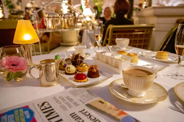 Londra klasik çay töreninde çay, cupcakes ve tatlılar. 