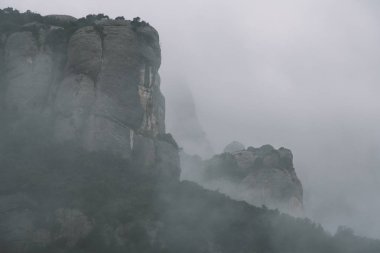 Bulutlu bir günde Montserrat kayalıkları