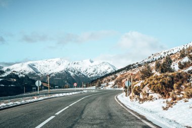 Andorra dağları ve küçük köylerde güzel kış yolu