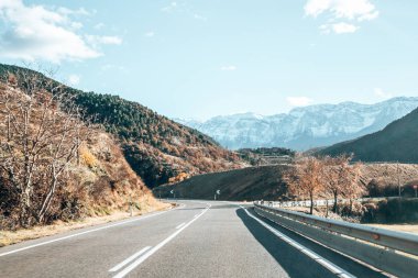 Andorra dağları ve küçük köylerde güzel kış yolu