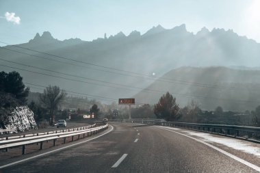 Andorra dağları ve küçük köylerde güzel kış yolu