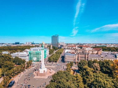 20 Mayıs 2018. Riga, Letonya. Maraton koşucuları havadan görünümü. Şehirde koşuşturarak.