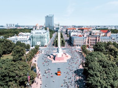 20 Mayıs 2018. Riga, Letonya. Maraton koşucuları havadan görünümü. Şehirde koşuşturarak.