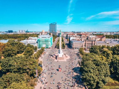 20 Mayıs 2018. Riga, Letonya. Maraton koşucuları havadan görünümü. Şehirde koşuşturarak.