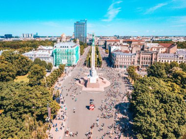 20 Mayıs 2018. Riga, Letonya. Maraton koşucuları havadan görünümü. Şehirde koşuşturarak.