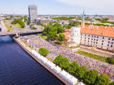 20 Mayıs 2018. Riga, Letonya. Maraton koşucuları havadan görünümü. Şehirde koşuşturarak.