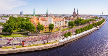 20 Mayıs 2018. Riga, Letonya. Maraton koşucuları havadan görünümü. Şehirde koşuşturarak.