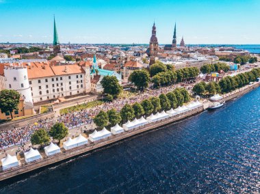 20 Mayıs 2018. Riga, Letonya. Maraton koşucuları havadan görünümü. Şehirde koşuşturarak.