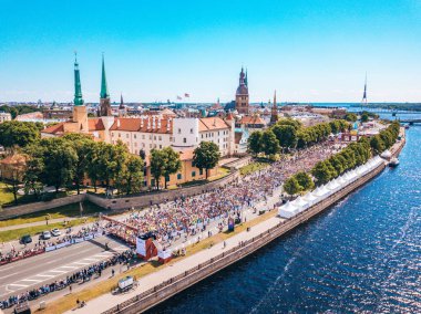 20 Mayıs 2018. Riga, Letonya. Maraton koşucuları havadan görünümü. Şehirde koşuşturarak.