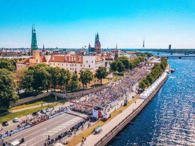 20 Mayıs 2018. Riga, Letonya. Maraton koşucuları havadan görünümü. Şehirde koşuşturarak.