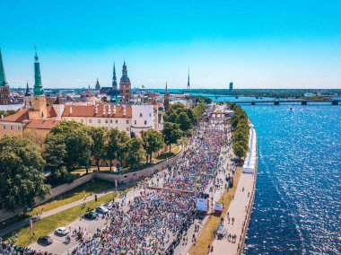 20 Mayıs 2018. Riga, Letonya. Maraton koşucuları havadan görünümü. Şehirde koşuşturarak.