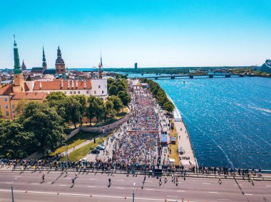 20 Mayıs 2018. Riga, Letonya. Maraton koşucuları havadan görünümü. Şehirde koşuşturarak.