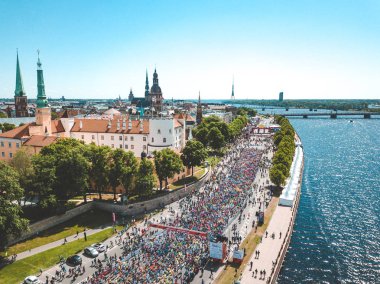 20 Mayıs 2018. Riga, Letonya. Maraton koşucuları havadan görünümü. Şehirde koşuşturarak.