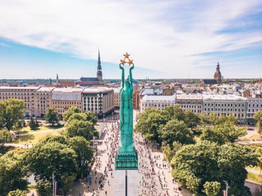 20 Mayıs 2018. Riga, Letonya. Lattelecom maratonu. Riga'daki Özgürlük Milda heykelinin yanında koşan insanlar. Havadan görünüm.
