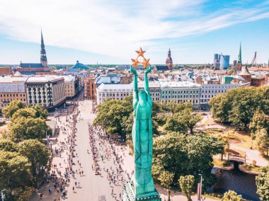 20 Mayıs 2018. Riga, Letonya. Lattelecom maratonu. Riga'daki Özgürlük Milda heykelinin yanında koşan insanlar. Havadan görünüm.