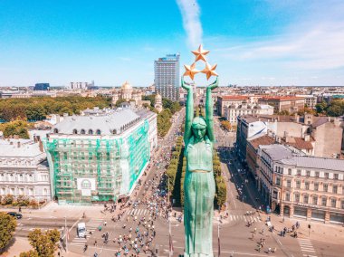 20 Mayıs 2018. Riga, Letonya. Lattelecom maratonu. Riga'daki Özgürlük Milda heykelinin yanında koşan insanlar. Havadan görünüm.