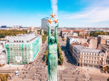 20 Mayıs 2018. Riga, Letonya. Lattelecom maratonu. Riga'daki Özgürlük Milda heykelinin yanında koşan insanlar. Havadan görünüm.