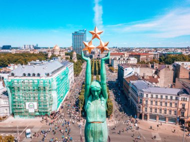 20 Mayıs 2018. Riga, Letonya. Lattelecom maratonu. Riga'daki Özgürlük Milda heykelinin yanında koşan insanlar. Havadan görünüm.