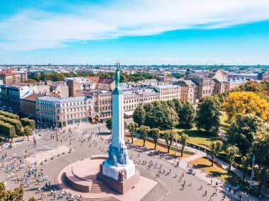 20 Mayıs 2018. Riga, Letonya. Lattelecom maratonu. Riga'daki Özgürlük Milda heykelinin yanında koşan insanlar. Havadan görünüm.