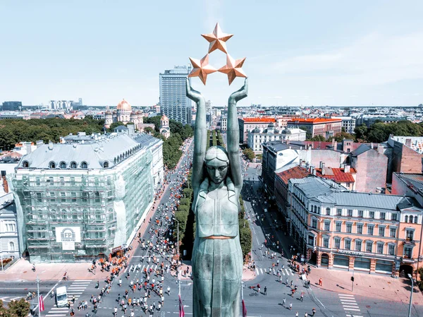 May 2018 Riga Latvia Lattelecom Marathon People Running Statue Liberty — Stock Photo, Image